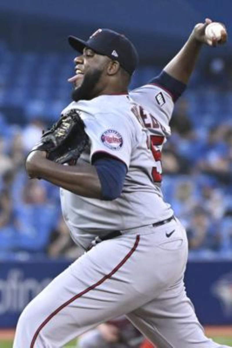 El abridor de los Mellizos de Minnesota, el dominicano Michael Pineda, lanza contra los Azulejos de Toronto, en la primera entrada del partido en Toronto.