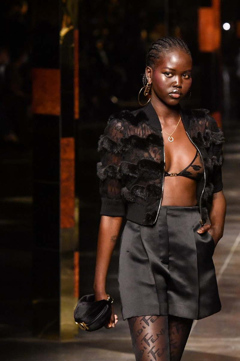 La modelo australiana-sudanesa Adut Akech luce una creación de Fendi como parte de la colección femenina Primavera-Verano 2022 presentada durante la Semana de la Moda de Milán el 22 de septiembre de 2021.
Tiziana FABI / AFP
