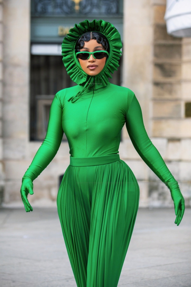 Cardi B lució este atuendo en la Semana de la Moda en París.