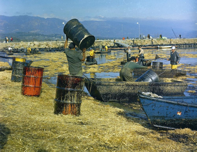 Esta fotografía de archivo del 16 de mayo de 2015 muestra un barco de servicio que lleva a trabajadores de regreso a la costa desde una plataforma frente a Seal Beach, California. El reciente derrame de petróleo frente a la costa de California ha renovado los pedidos para detener las perforaciones en la costa del estado. California ha sido líder en la restricción de la extracción de petróleo en alta mar, pero no ha sido prohibida por completo en aguas estatales o federales. (Foto AP / John Antczak, archivo)