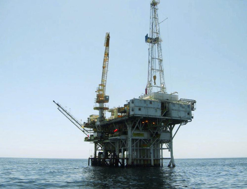ARCHIVO - Esta foto de archivo sin fecha proporcionada por la Comisión de Tierras del Estado de California muestra Platform Holly, una plataforma de perforación petrolera en el Canal de Santa Bárbara frente a la costa de la ciudad de Goleta, California. Platform Holly es una de las cuatro plataformas petroleras en alta mar en las aguas costeras de California. El estado está en proceso de taponar y abandonar los pozos de la plataforma y eventualmente planea desmantelar la plataforma, un proceso que se espera que cueste a los contribuyentes decenas de millones de dólares. (Comisión Estatal de Tierras vía AP, Archivo)