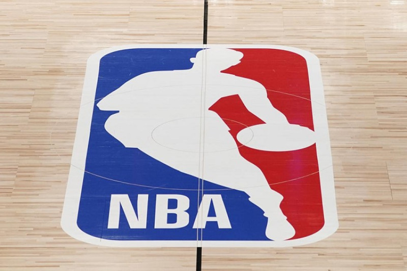 El logo de la NBA en la cancha de la arena de Lake Buena Vista, Florida.