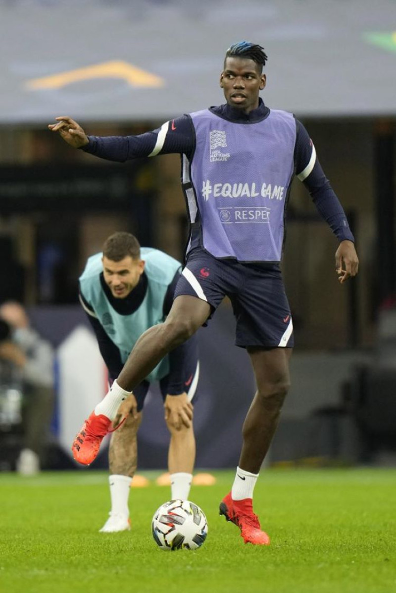 El francés Paul Pogba asiste a un entrenamiento para el partido entre España y Francia por la final de la Liga de las Naciones de la UEFA.