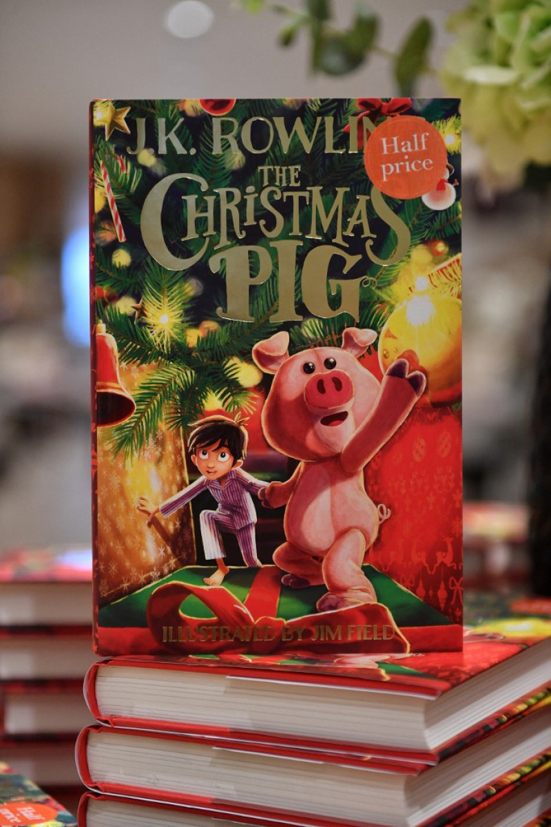 Copias de la nueva novela infantil de JK Rowling "The Christmas Pig" se exhiben en la librería Waterstones Piccadilly en Londres el 12 de octubre de 2021. Foto: Justin Tallis/AFP.