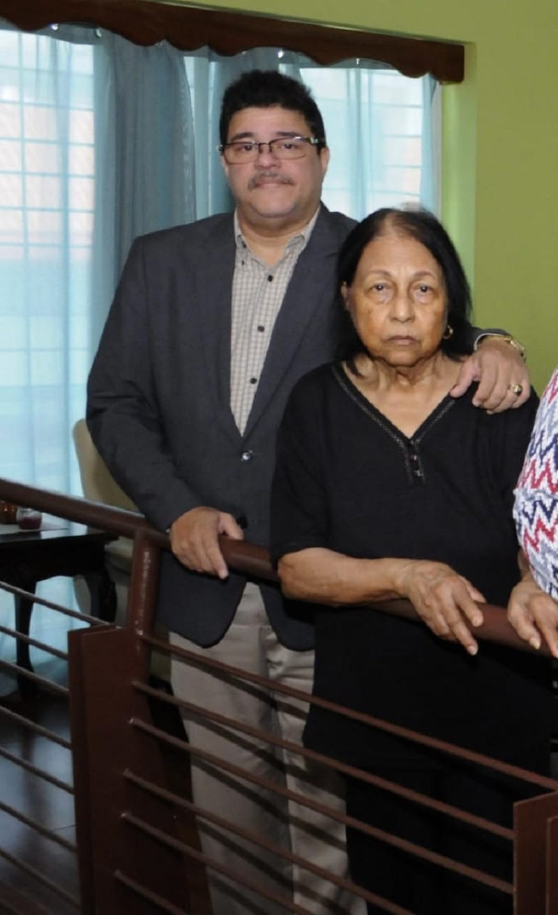 Francisco Camacho, ministro de Deportes, junto a su fallecida madre.