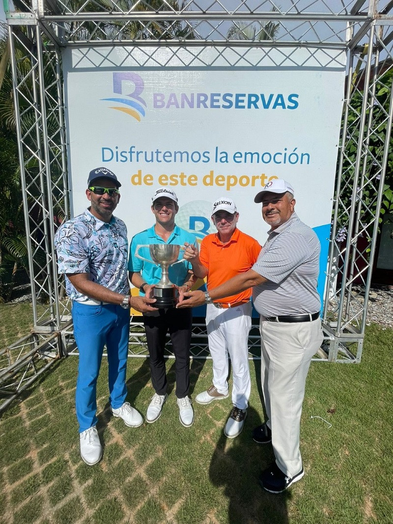 Willy Pumarol (centro) recibe el trofeo de campeón por parte de Hiram Silfa, director del evento y Luis José Placeres, de Fedogolf.