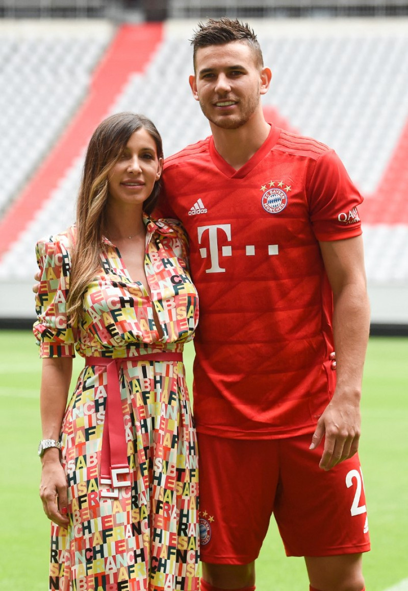 En esta foto de archivo tomada el 8 de julio de 2019 Lucas Hernández y su esposa Amelia Llorente posan luego de una presentación en el estadio de Múnich, en el sur de Alemania. Foto: Christof Stache/AFP.