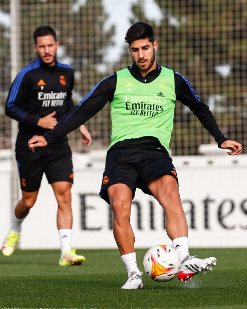 Marco Asensio y Eden Hazard (al fondo) durante el entrenamiento del Real Madrid. Foto tomada de la cuenta de Twitter del equipo (@realmadrid).