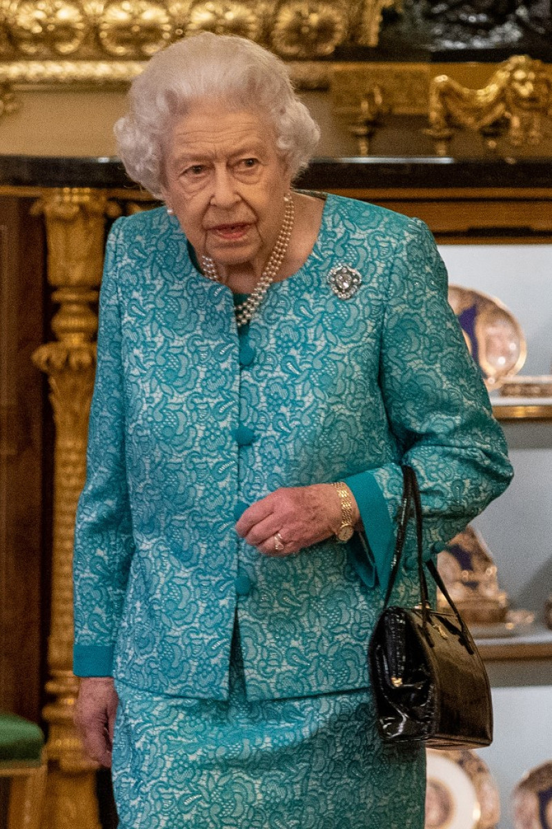 En esta foto de archivo tomada el 19 de octubre de 2021, la reina Isabel II de Gran Bretaña asiste a una recepción para conmemorar la Cumbre de Inversión Global, en el Castillo de Windsor, al oeste de Londres. Foto: Arthur Edwards/AFP.
