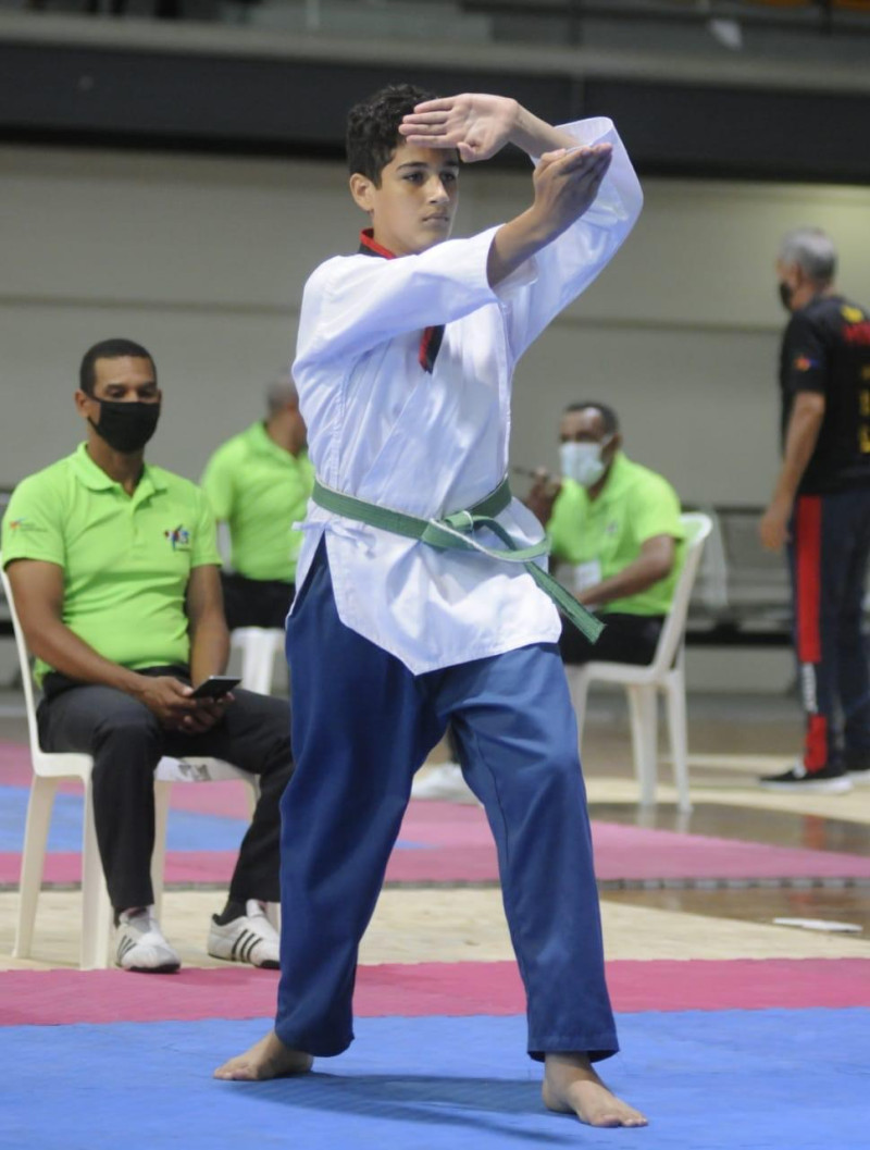 Una de las exponentes de poomsae que toma parte en el torneo nacional de taekwondo que tiene lugar en el pabellón de Esgrima.