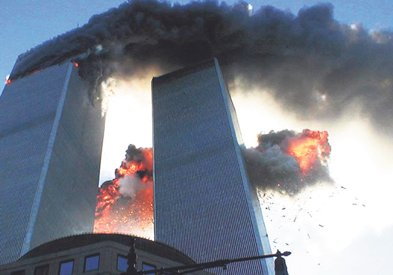 Una de las imágenes más impactantes del ataque a las Torres Gemelas, cometido por terroristas suicidas del grupo islámico militante de Al Qaeda, en Nueva York, Estados Unidos, el martes 11 de septiembre de 2001. /FUENTE EXTERNA