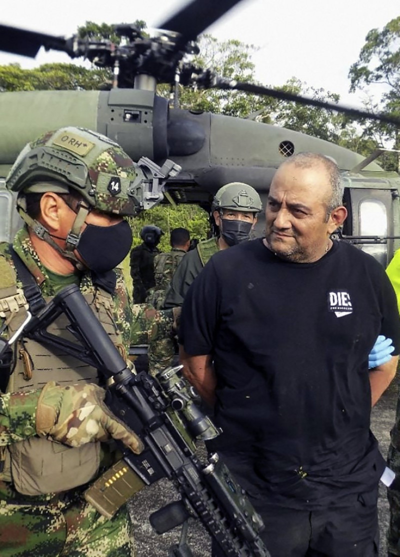 Durante años, consiguió evadir al Ejército y a la Policía, que desarrollaron innumerables operaciones en la zona del Urabá (noroeste), pese a que el Gobierno colombiano ofrecía una recompensa de hasta 3.000 millones de pesos (casi 800.000 dólares) y el estadounidense, 5 millones de dólares. AFP