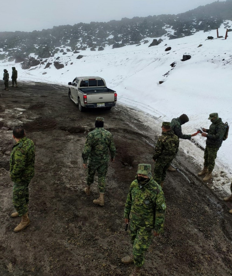Imagen suministrada por la oficina de prensa del Servicio de Seguridad Integrada de Ecuador (ECU911) que muestra al personal militar preparándose para iniciar una operación de rescate luego de un deslizamiento de nieve en el volcán Chimborazo el 24 de octubre de 2021. Una avalancha registrada hoy en el volcán Chimborazo nevado, en la región central andina, cayó sobre un grupo de montañeros dejando al menos cuatro muertos y un herido, informó el ECU911. Folleto / ECU911 / AFP