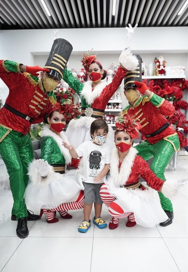 Los niños estuvieron encantados con el colorido vestuario de los personajes de la Navidad.