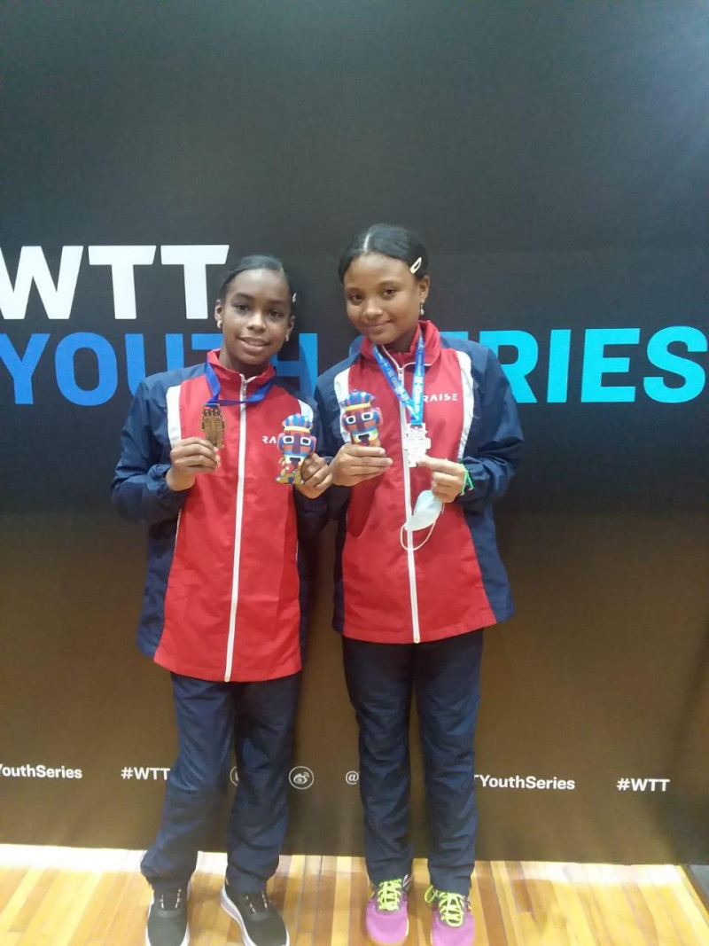 Las infantiles Arianna Estrella y Dafne Castro, con sus respectivas medallas después de la premiación.