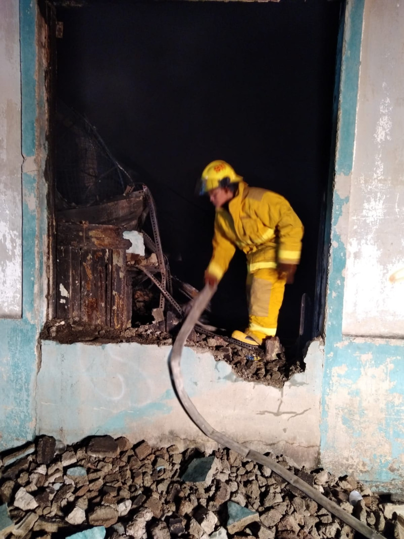 La segundo teniente Cheddy Nohemy Díaz, del cuerpo de bomberos de Santo Domingo Este, junto a otros 12 compañeros se encuentra en La Vega dando asistencia para controlar incendio de edificio en esa ciudad. Fuente externa