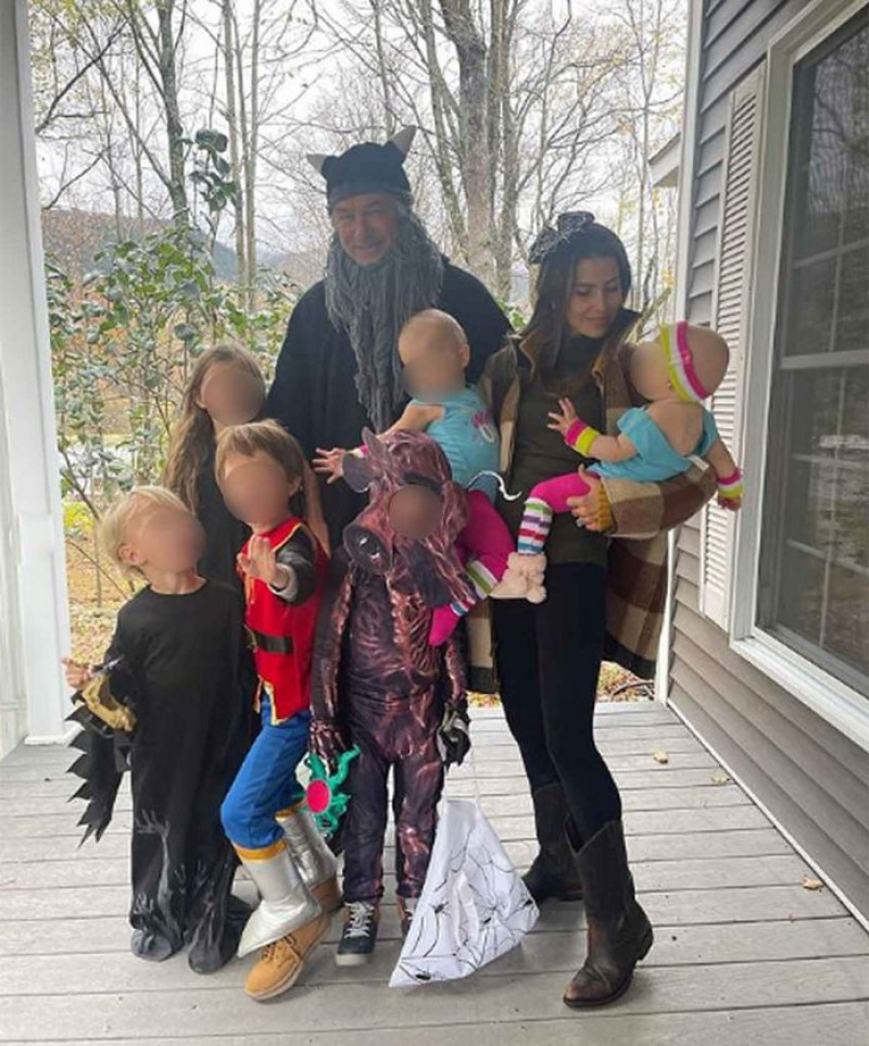 Alec Baldwin junto a su familia durante la celebración de Halloween. La imagen ha generado polémica en las redes sociales.