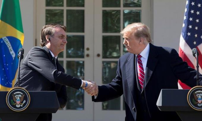 El presidente brasilieño Jair Bolsonaro (izquierda) saluda al exmandatario estadounidense Donald Trump. Foto: CNN.