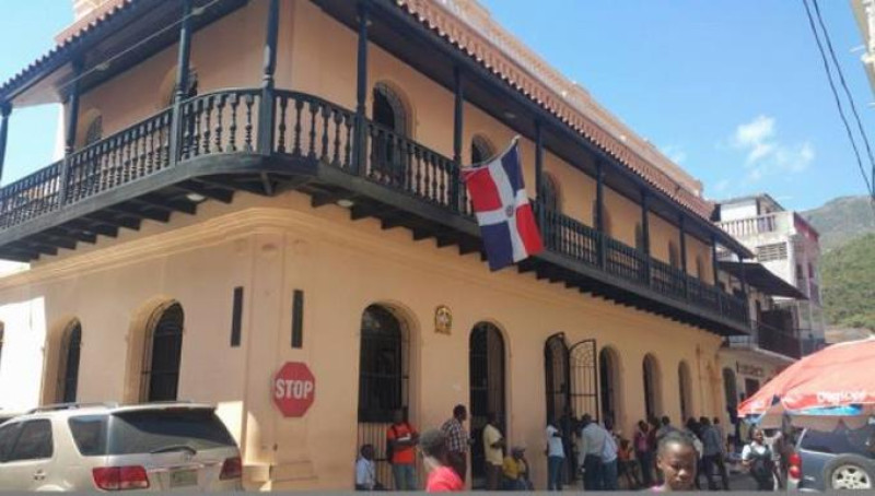Haitianos abarrotan cada día los consulados dominicanos de Cabo Haitiano, Juana Méndez, Puerto Príncipe y otras ciudades en busca de visas.
