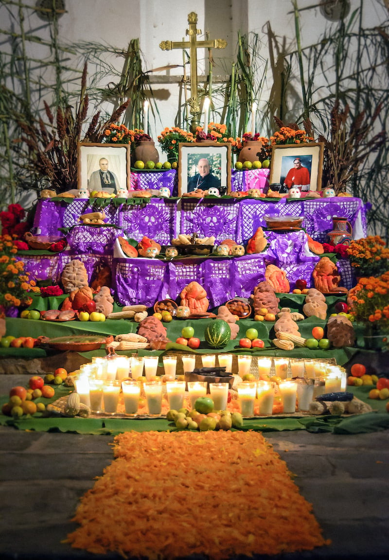 Los altares se hacen con flores de cempasúchil para guiar su camino junto con los aromas del café, chocolate y pan de muerto.