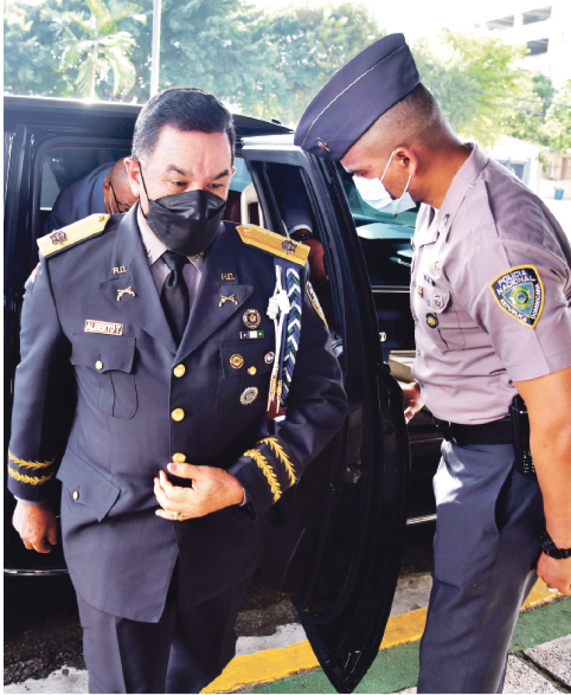 El director general de la Policía , mayor general Eduardo Alberto Then, al momento de su llegada ayer a las instalaciones de Listín Diario.