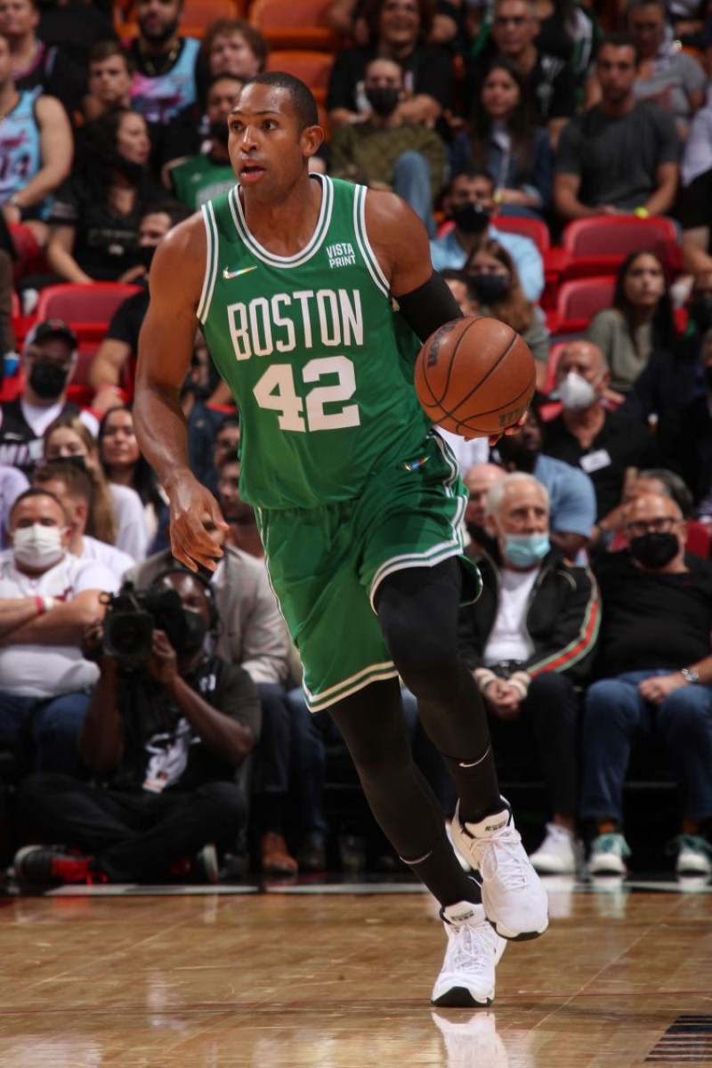 Al Horford aportó 10 puntos y siete rebotes a la victoria de los Celtics sobre los Heat de Miami.