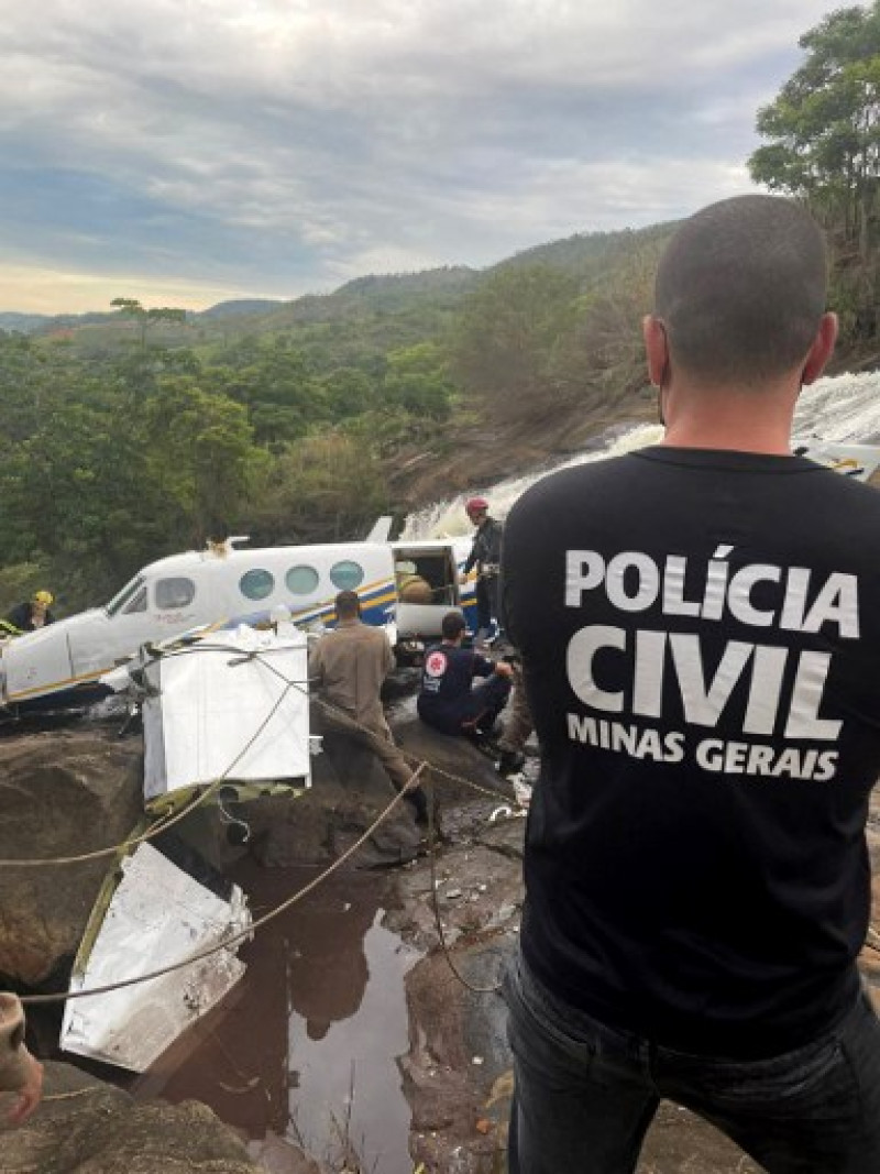 Esta fotografía de la publicación difundida por la Policía Civil de Minas Gerais muestra los escombros del avión accidentado donde murió la cantante brasileña Marilia Mendonca en la tarde en Caratinga, Brasil, el 5 de noviembre de 2021.

Foto: Policía Civil de Minas Gerais / AFP