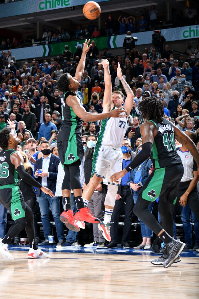 Luka Doncic, de los Mavericks, al momento de lanzar el que sería el canasto de la victoria frente a los Celtics de Boston.