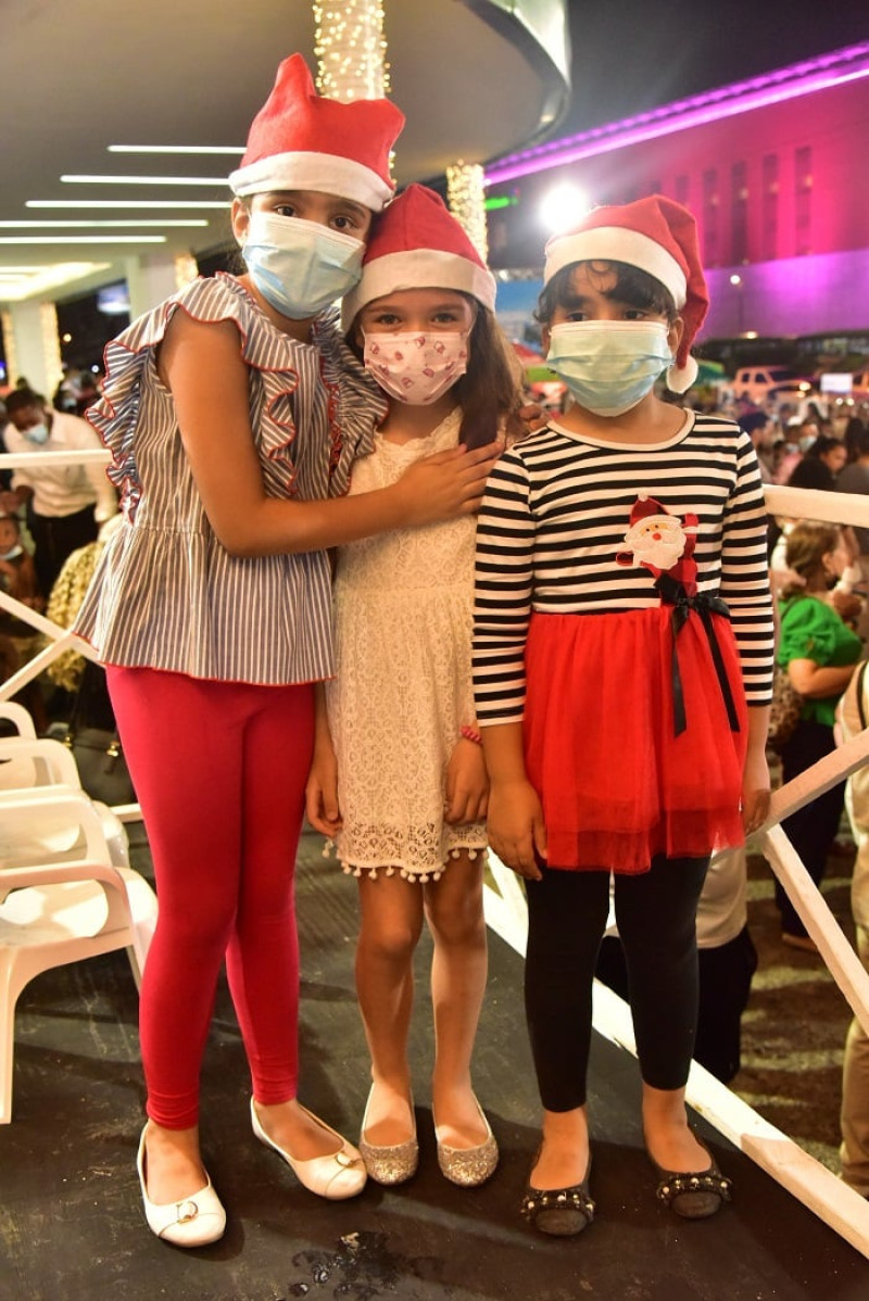 Laura Escoto, Melina Alejandra Parra y María Alejandra Escoto.