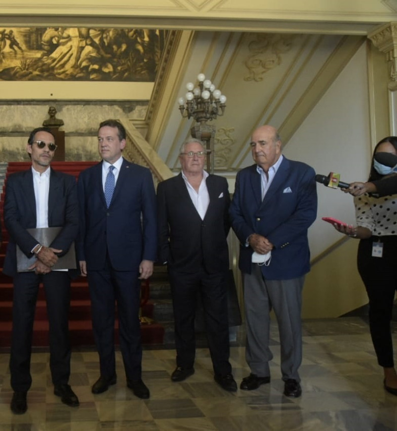 Marc Anthony, a la izquierda, cuando estuvo este lunes en el Palacio Nacional, donde se reunió con el presidente Luis Abinader. (Foto: Milton Moquete/Listín Diario).