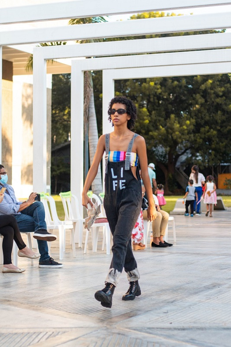 ‘Upcycling, by Jacqueline Severino’ está pensada, diseñada y desarrollada para aportar a la industria de la moda un diseño sostenible que ayude nuestro medio ambiente y haga reflexionar a las generaciones futuras.