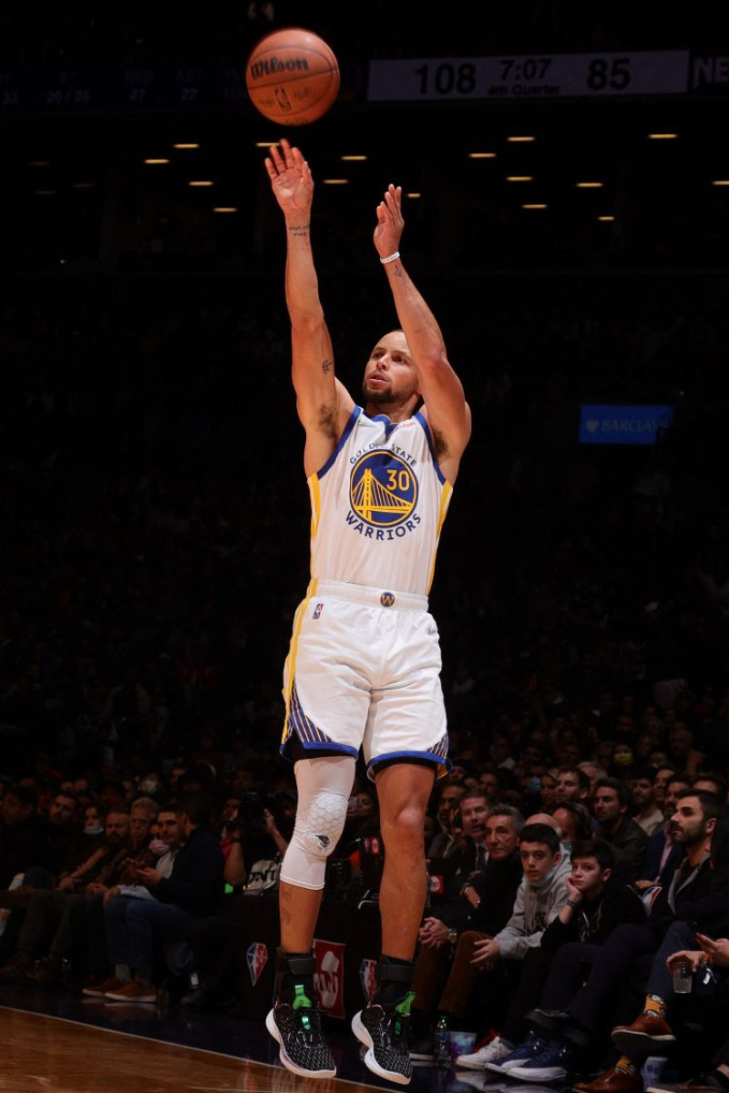 Stephen Curry, de los Warriors, se eleva en busca de anotar un canasto en el partido de la NBA el martes por la noche frente a los Nets de Brooklyn.