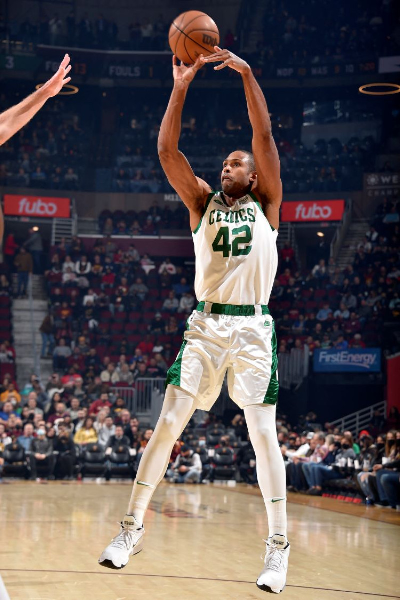 Al Horford, de los Celtics, se eleva en busca de un canasto en acción de la NBA el lunes por la noche frente a los Cavaliers.