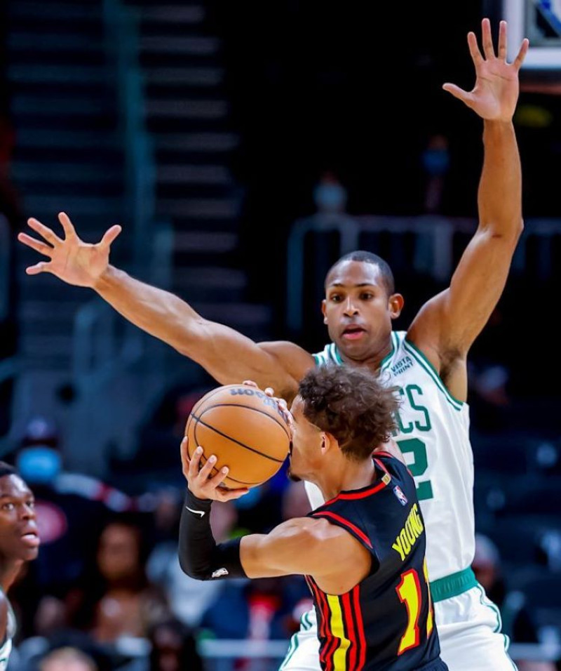 Al Horford, de los Celtics, ejecuta una acción defensiva frente a Trae Young, de los Hawks, en acción del partido del miércoles por la noche en la NBA.