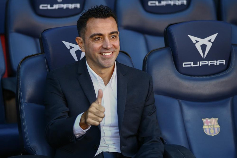 El nuevo técnico del Barcelona, ??Xavi Hernandez, saluda durante su presentación oficial en el Camp Nou de Barcelona, ??España.

 

 

 

el lunes 8 de noviembre de 2021.