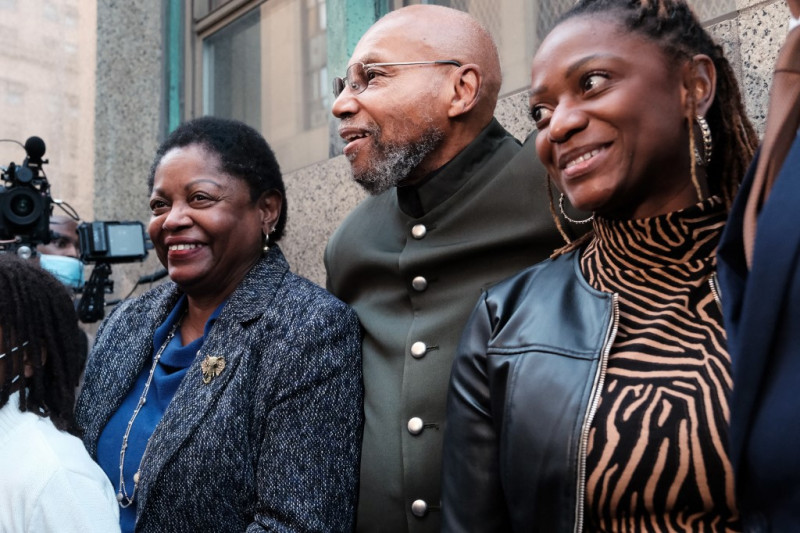 Muhammad Aziz afuera de un tribunal de la ciudad de Nueva York con miembros de su familia y abogados después de que su condena por el asesinato de Malcolm X fuera desestimada el 18 de noviembre de 2021. Foto: Spencer Platt/AFP.