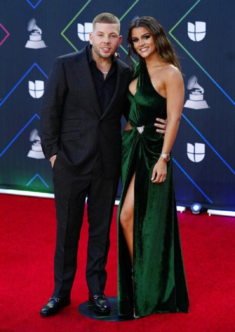 Clarissa Molina y Vicente Saavedra llamaron la atención de los fotógrafos en la alfombra roja del Latin Grammy.