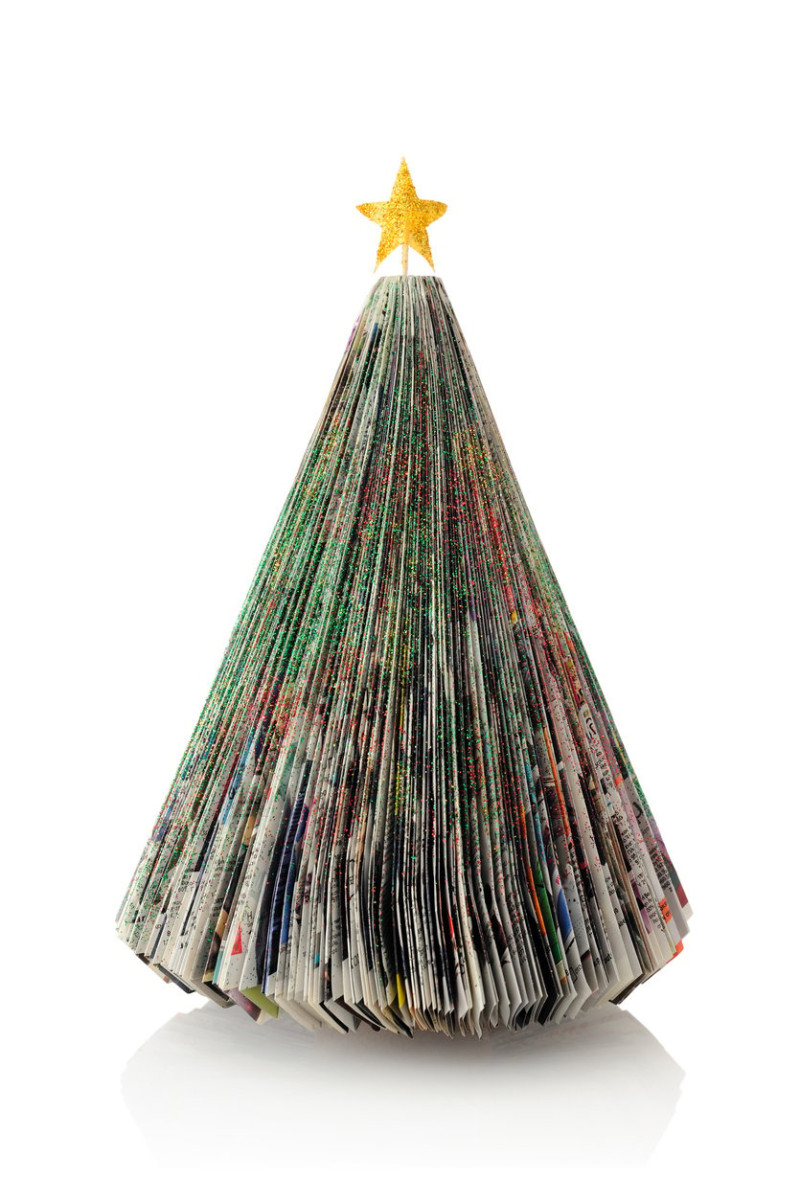 Este árbol de Navidad está hecho con hojas de revistas viejas.