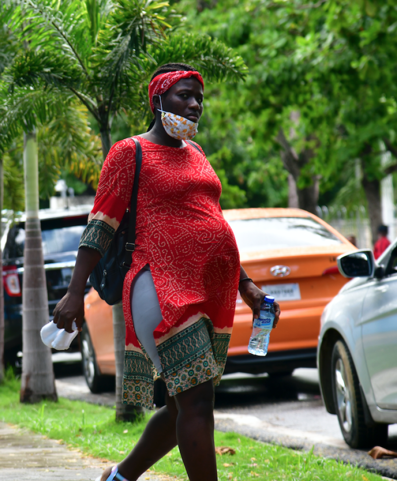 Las embarazadas haitianas llegan apenas con agua. LD