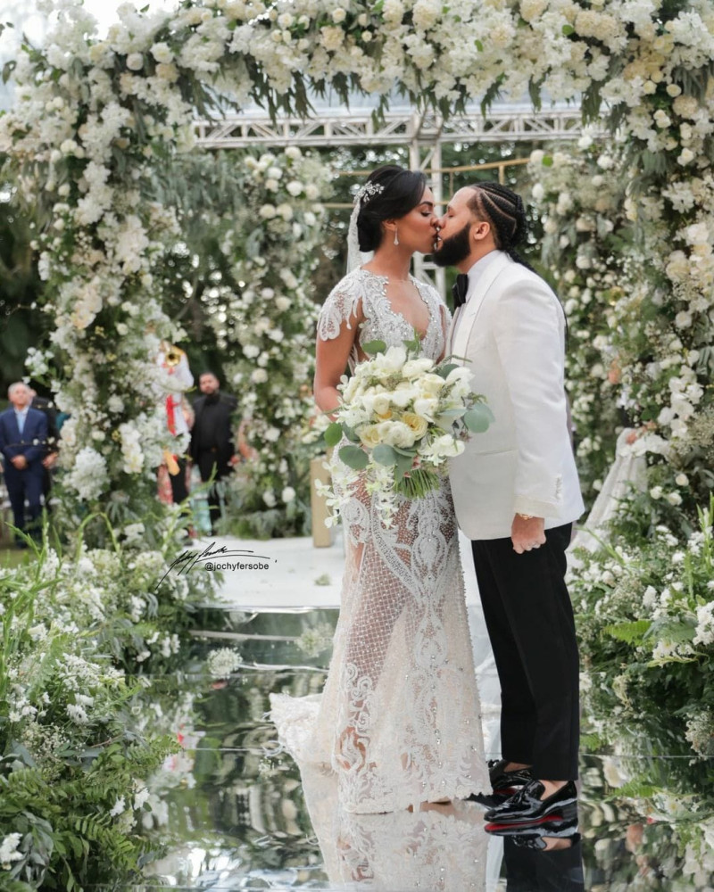 Bajo el lente de Jochy Fersobe, El Alfa y Alba Rosa sellan con un beso una hermosa boda.