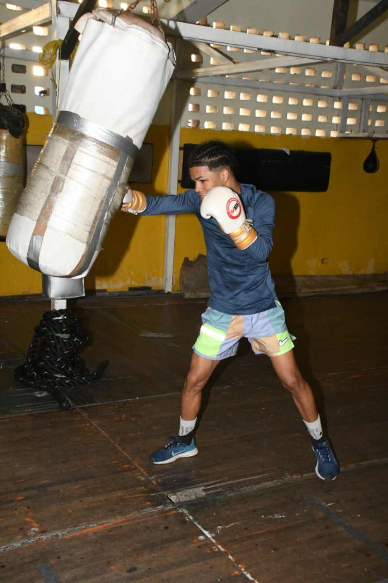 El dominicano Erick "Mini PacMan" Rosa durante una sesión de entrenamientos en ruta su pelea de título mundial contra el filipino Vìctor "Vic" Saludar, campeón mínimo de la AMB.