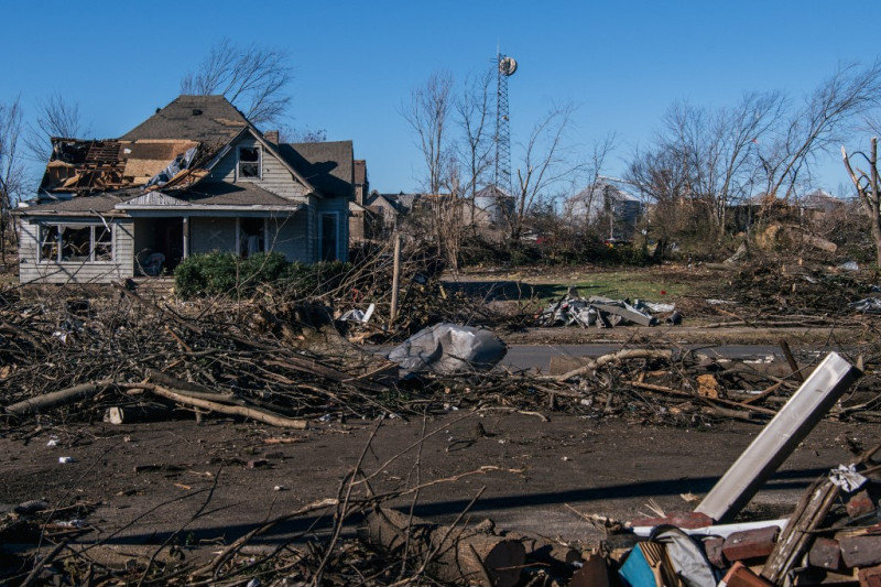Una casa sufrió graves daños después de un tornado tres días antes, el 13 de diciembre de 2021 en Mayfield, Kentucky. Múltiples tornados azotaron varios estados del medio oeste a última hora de la noche del 10 de diciembre, causando una destrucción generalizada y múltiples víctimas. Brandon Bell / Getty Images / AFP