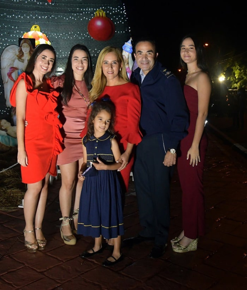 El mayor General,  Leonel Amílcar Muñoz  junto a su esposa, Joanna y hijas, Joanne, Lía, Sophie y Camille.
