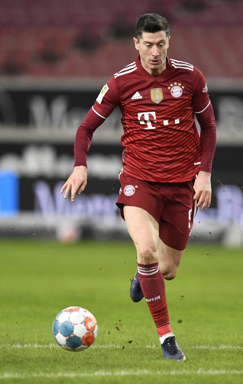 El delantero polaco del Bayern de Múnich, Robert Lewandowski, corre el balón antes de marcar el 3-0 durante la primera división alemana.