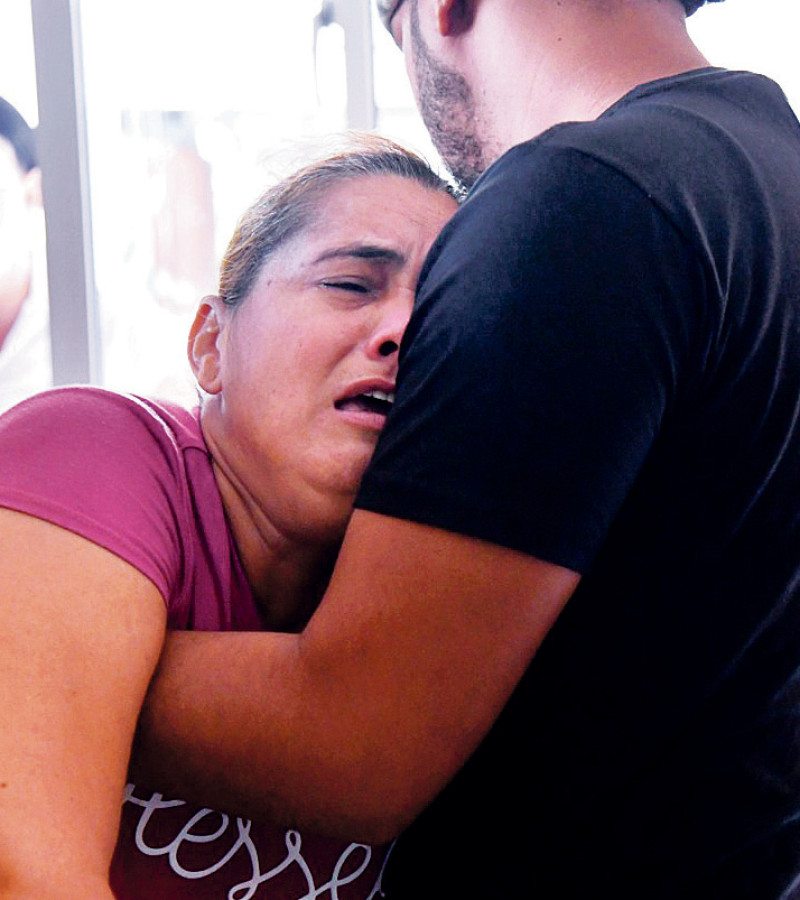 Kenia Pimentel, de Azua, llora desconsolada tras recibir la noticia de la muerte de su hijo Rafelín en Chiapas. JOSÉ A MALDONADO/LISTÍN DIARIO