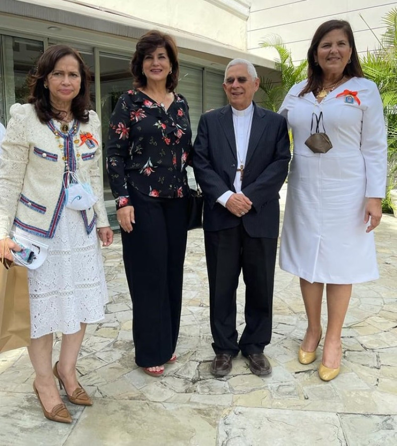 Lidia Acosta de Rodriguez, Sarah Villanueva, Monseñor Grullon y Sonia Villanueva.