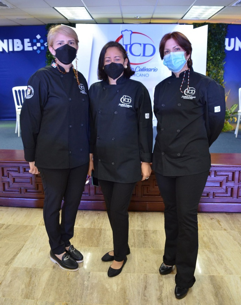 Ángela González, Carolina Robiou y Ana González.