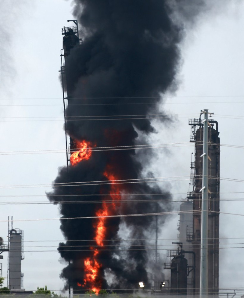 Foto de archivo de las llamas y el humo en una instalación de Exxon Mobil en 2019, en Baytown, Texas. (Yi-Chin Lee / Houston Chronicle vía AP)