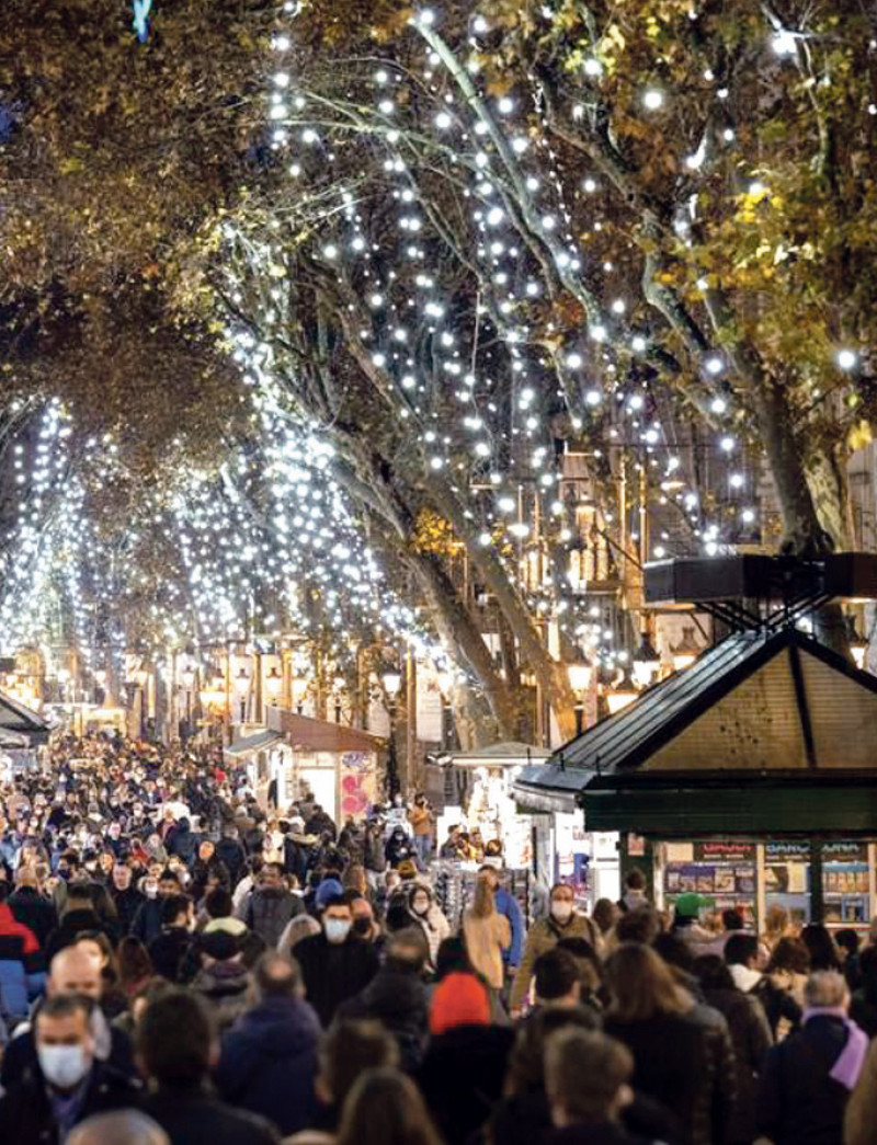La gente camina el jueves 23 de diciembre de 2021 por La Rambla en el centro de Barcelona, España. AP