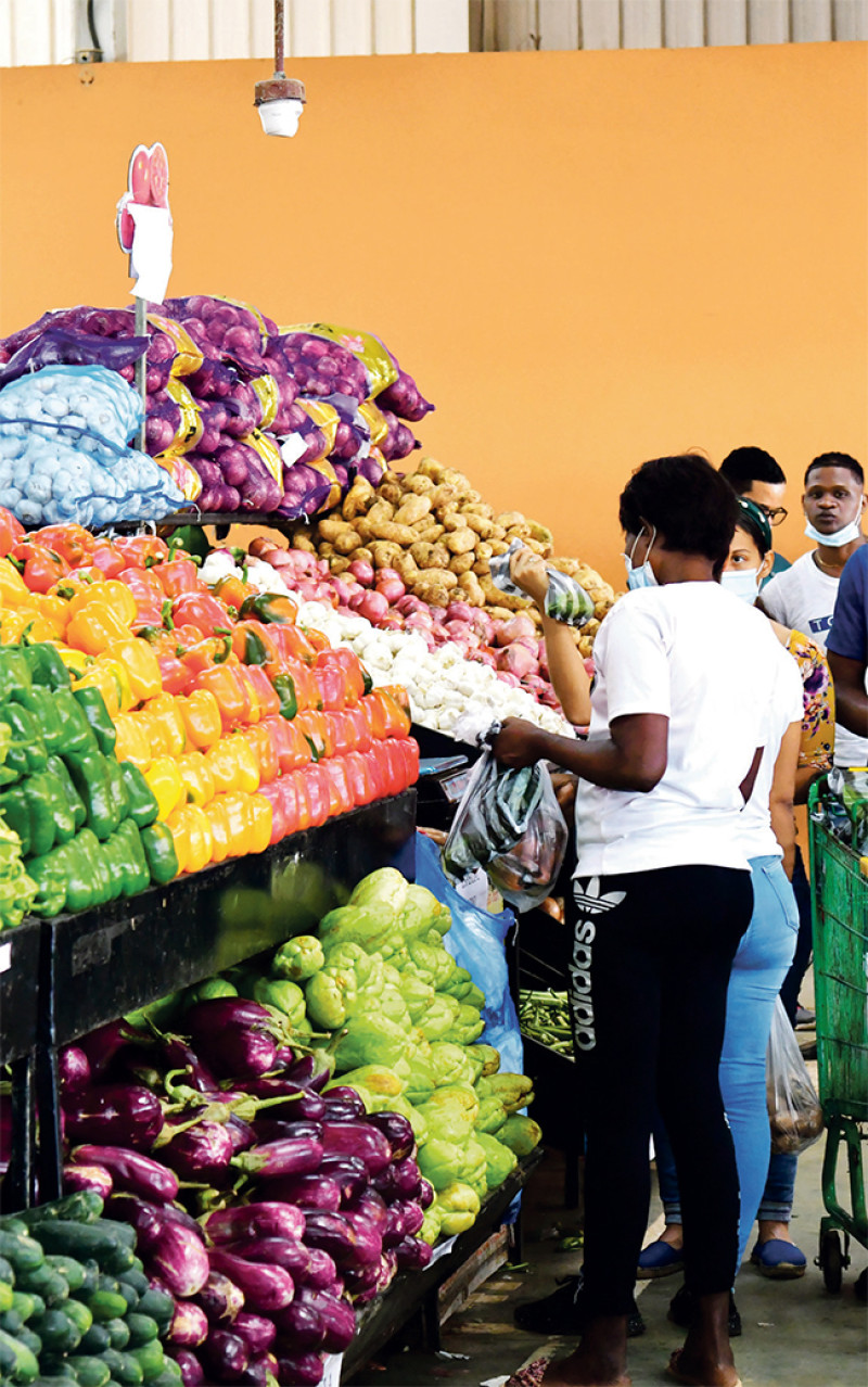 Ciudadanos chequean precios en un mercado de la capital, en la ruta hacia final de año. / LISTIN DIARIO